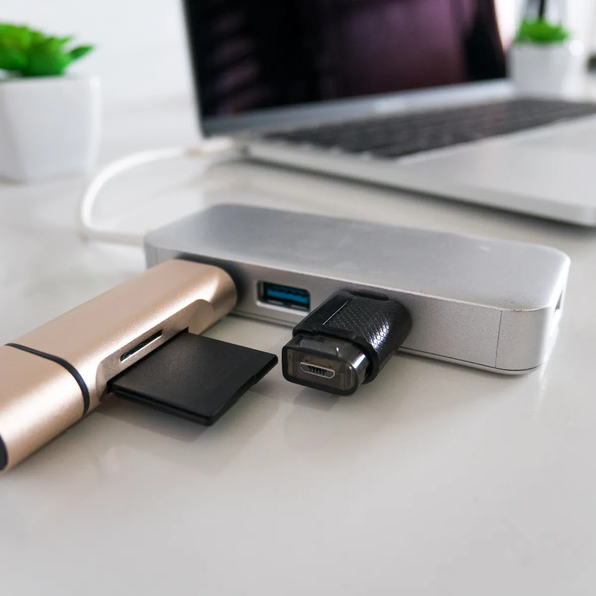 USB HUB и адаптери